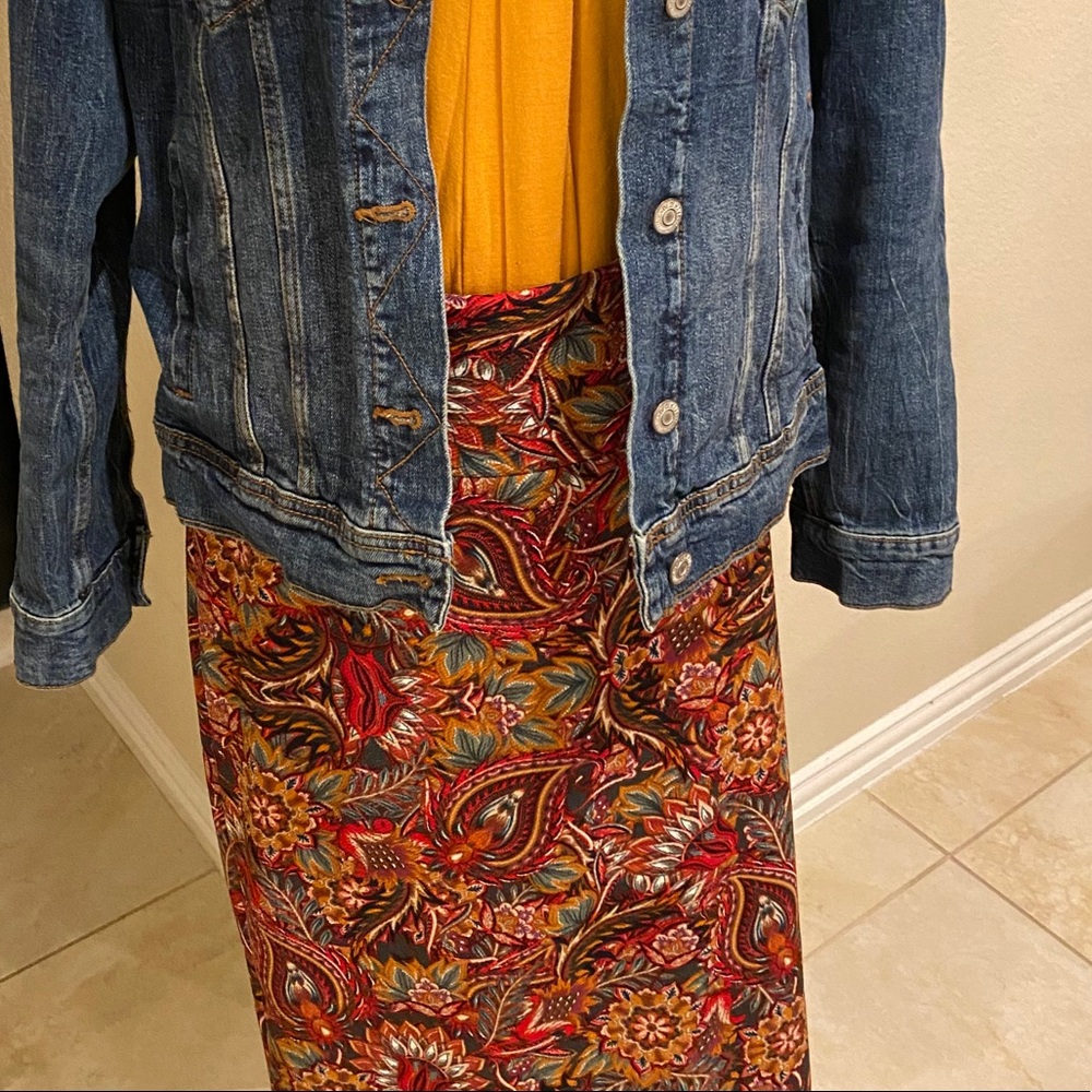 New with tags LuLaRoe Cassie size XL pencil skirt.